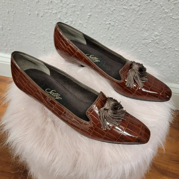 Shelby - Women's Brown Loafers with Tassle - Picture 4 of 10